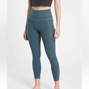 Athleta Salutation Stash Pocket II Textured 7/8 Tight SIZE MEDIUM